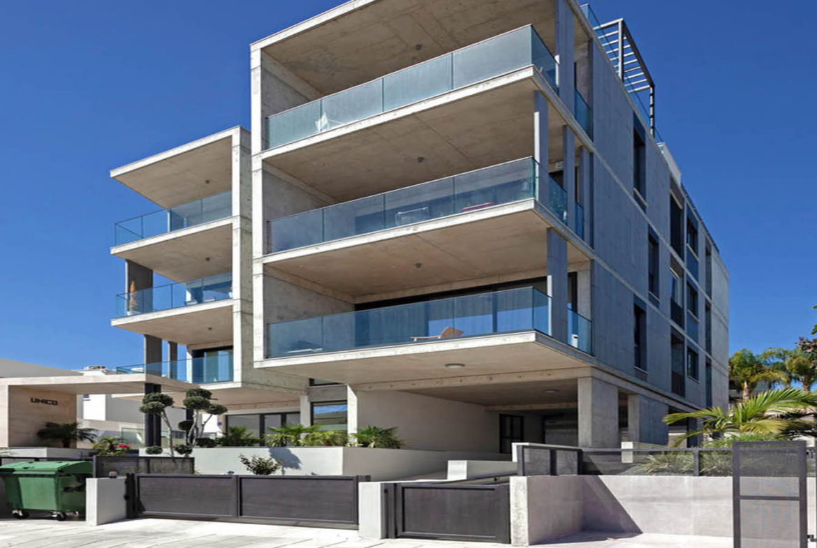 3-Bedroom Apartment with Furniture and a Private Roof Terrace