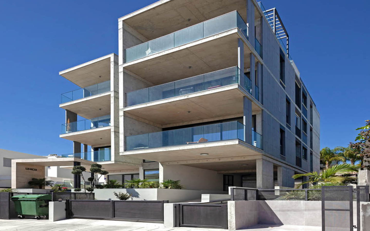 3-Bedroom Apartment with Furniture and a Private Roof Terrace