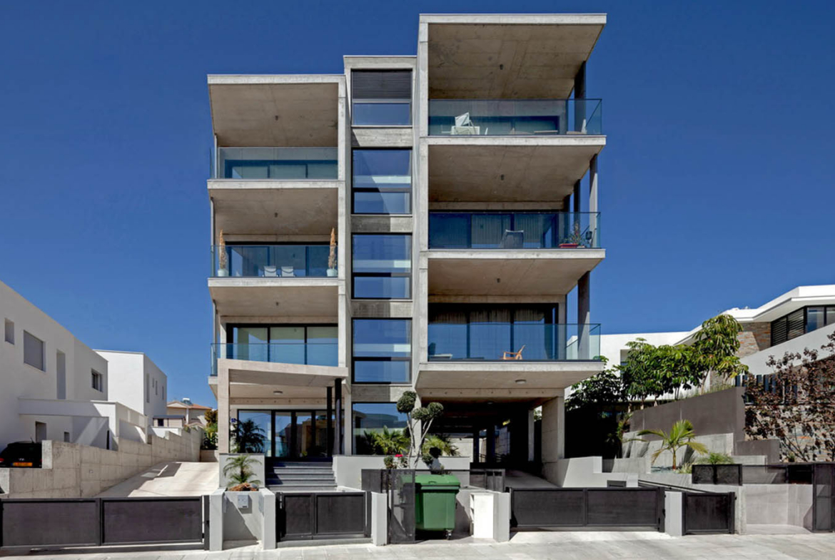 3-Bedroom Apartment with Furniture and a Private Roof Terrace