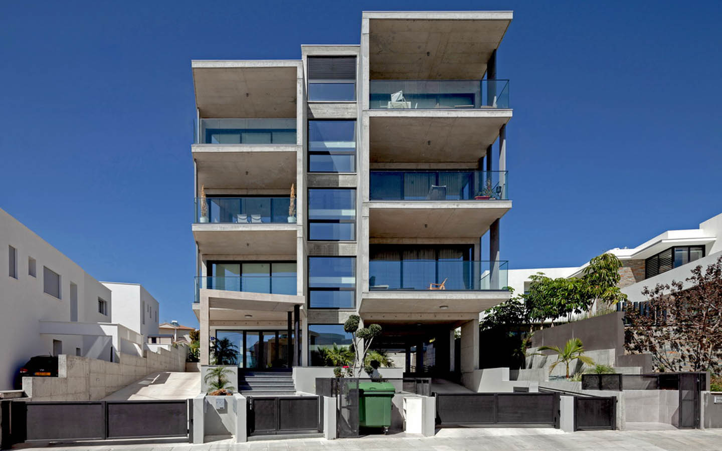 3-Bedroom Apartment with Furniture and a Private Roof Terrace