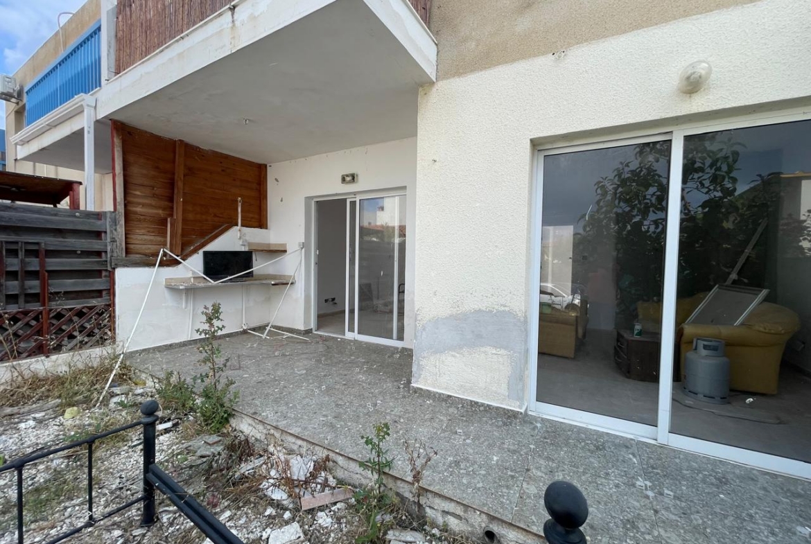 Ground-Floor Apartment with Private Outdoor Area and Communal Swimming Pool