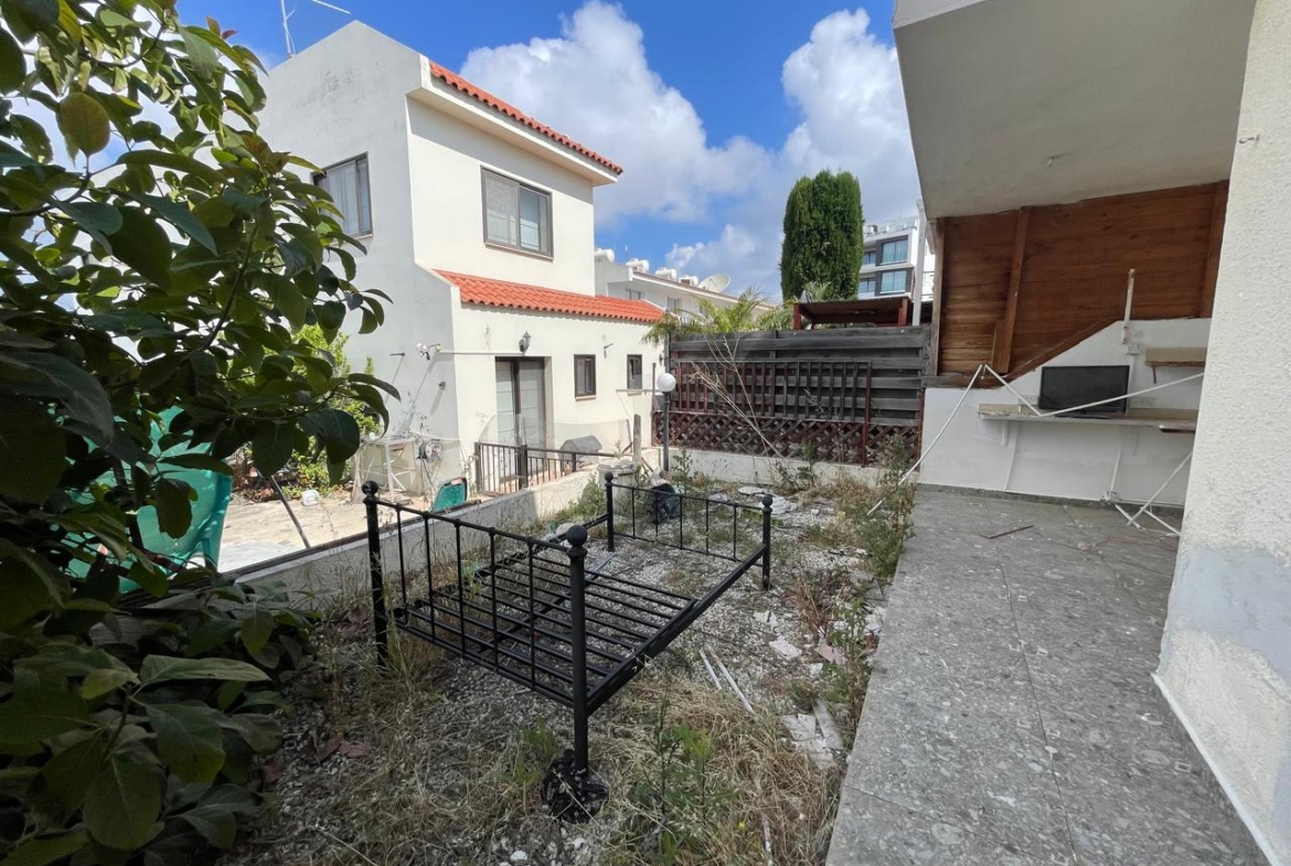 Ground-Floor Apartment with Private Outdoor Area and Communal Swimming Pool