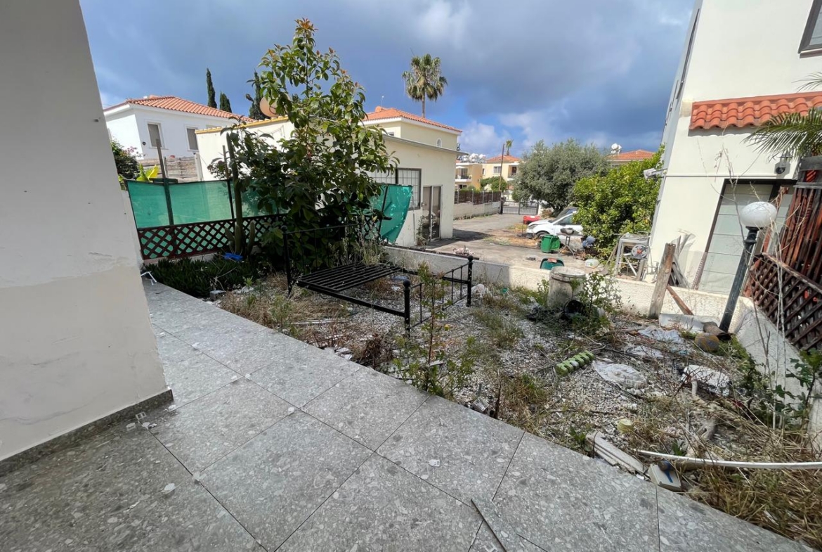 Ground-Floor Apartment with Private Outdoor Area and Communal Swimming Pool