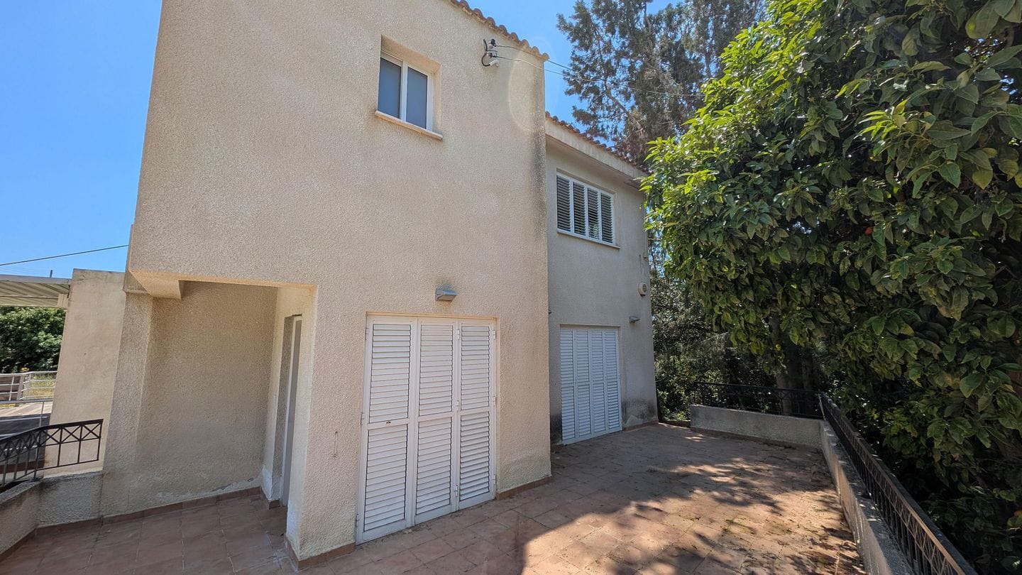 key-ready-villa-property-for-sale-paphos-cyprus8 Three-Bedroom Villa with a Private Pool and basement