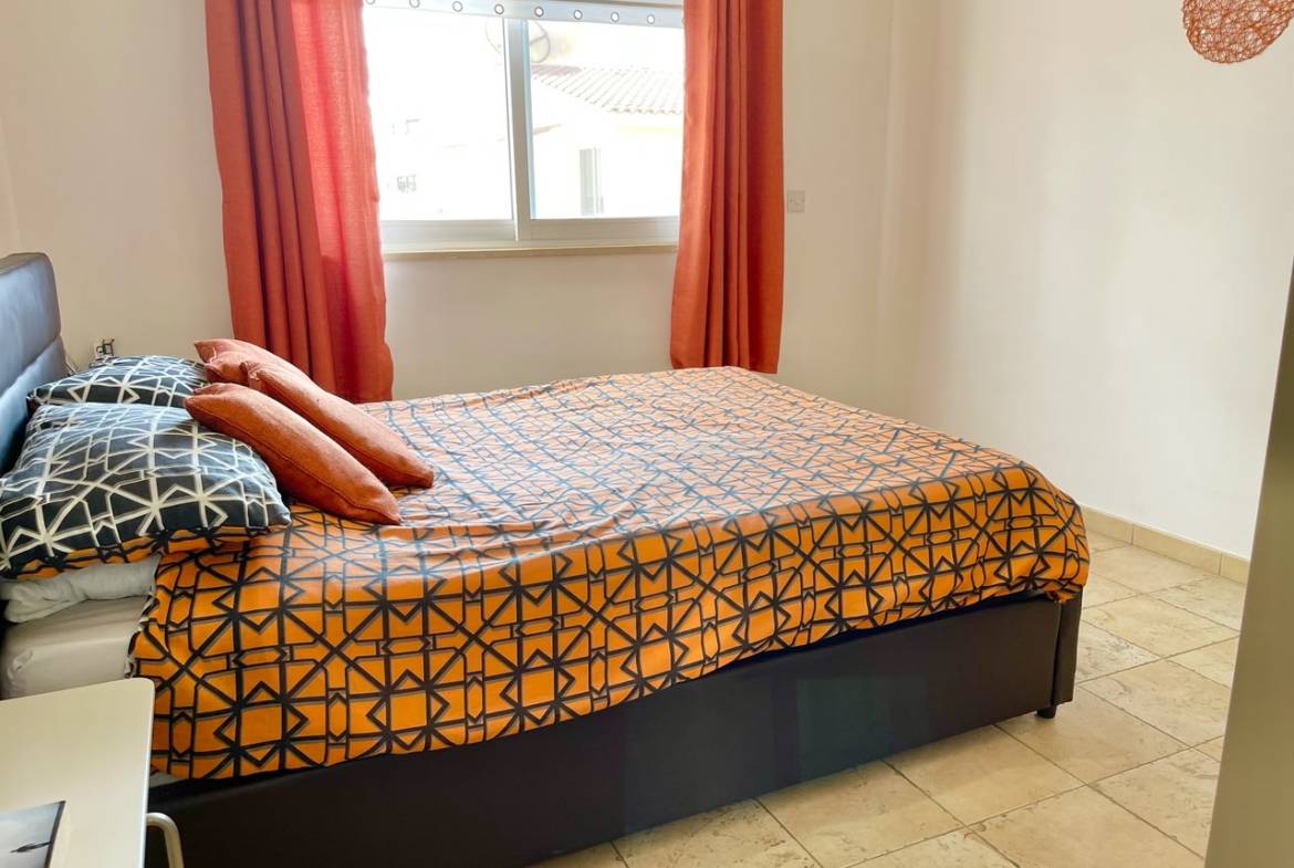 Large 1-bedroom ground apartment in Universal tourist area small garden