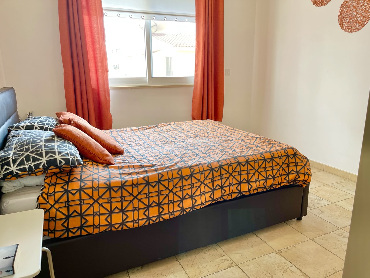 Large 1-bedroom ground apartment in Universal tourist area small garden