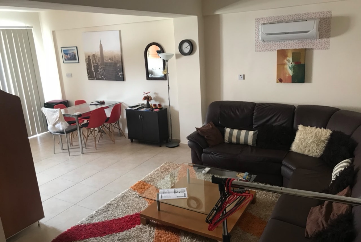 Large 1-bedroom ground apartment in Universal tourist area small garden