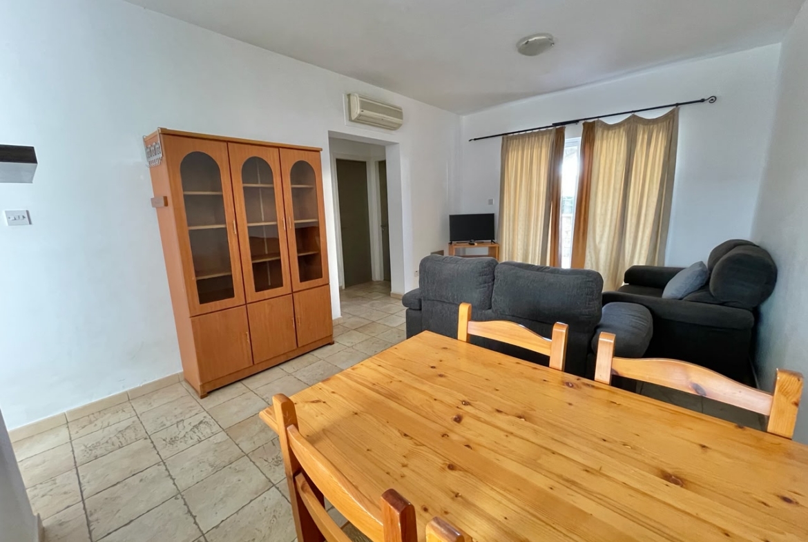 Large 1-bedroom ground apartment in Universal tourist area small garden
