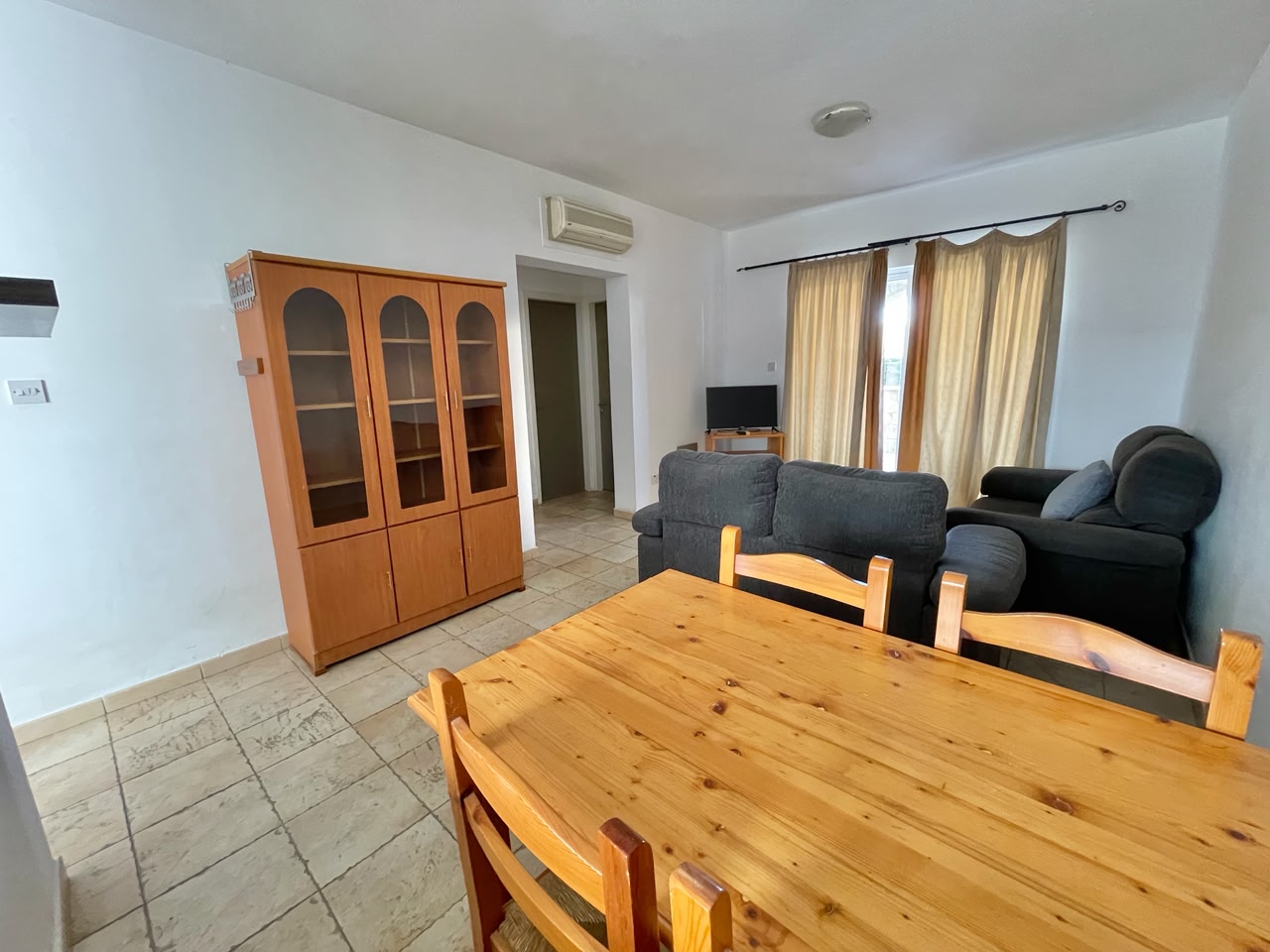Large 1-bedroom ground apartment in Universal tourist area small garden
