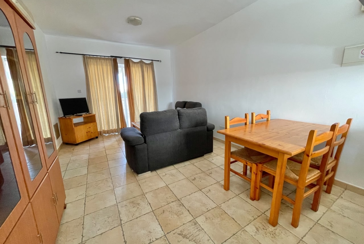 Large 1-bedroom ground apartment in Universal tourist area small garden