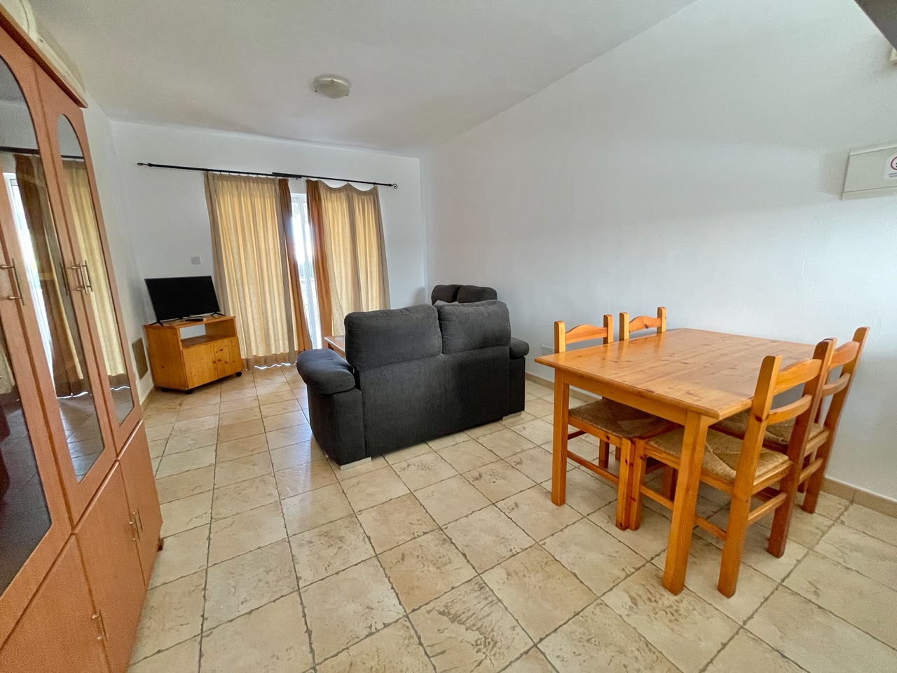 Large 1-bedroom ground apartment in Universal tourist area small garden