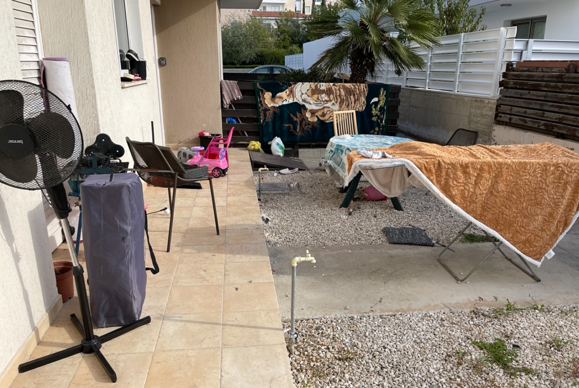 Large 1-bedroom ground apartment in Universal tourist area small garden