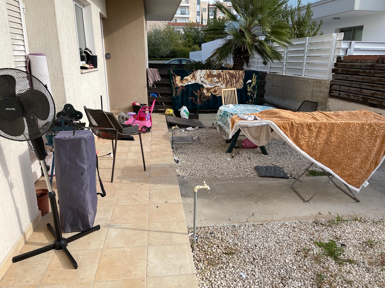 Large 1-bedroom ground apartment in Universal tourist area small garden