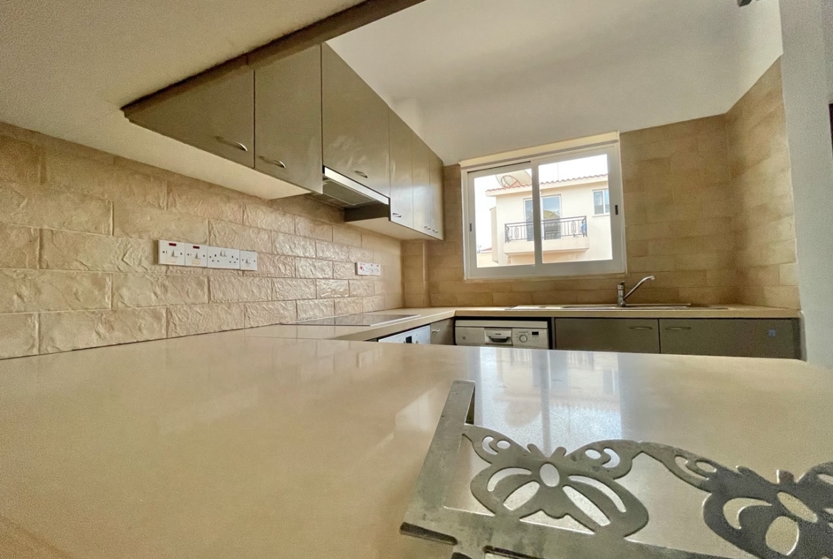 Large 1-bedroom ground apartment in Universal tourist area small garden
