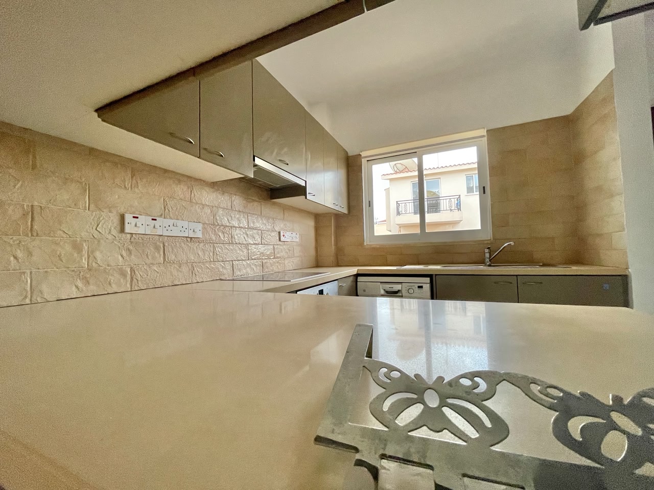 Large 1-bedroom ground apartment in Universal tourist area small garden