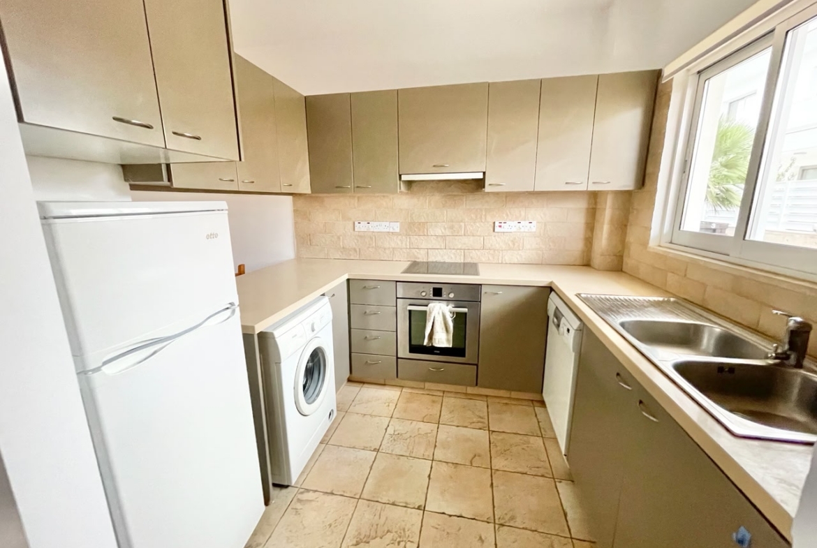 Large 1-bedroom ground apartment in Universal tourist area small garden