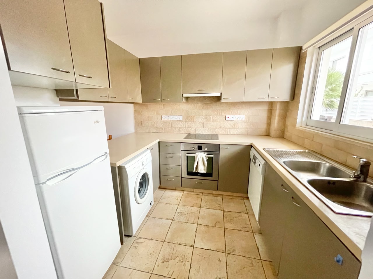 Large 1-bedroom ground apartment in Universal tourist area small garden