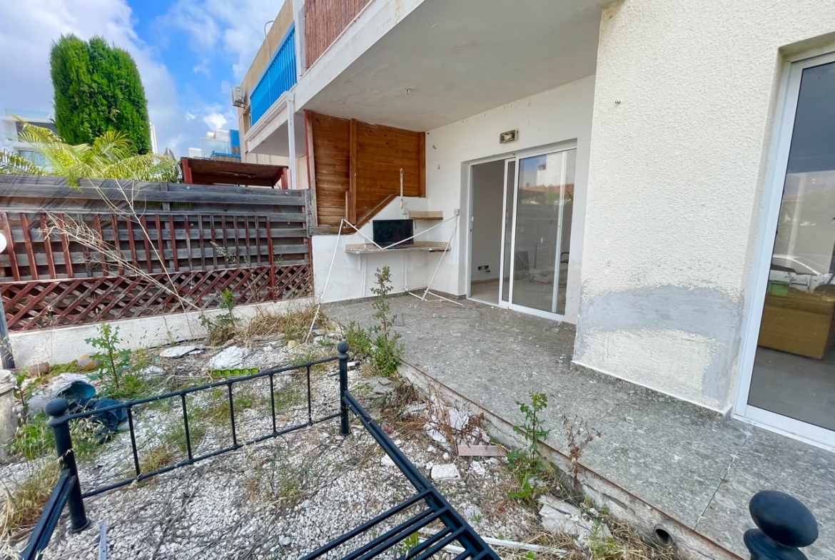 Ground-Floor Apartment with Private Outdoor Area and Communal Swimming Pool