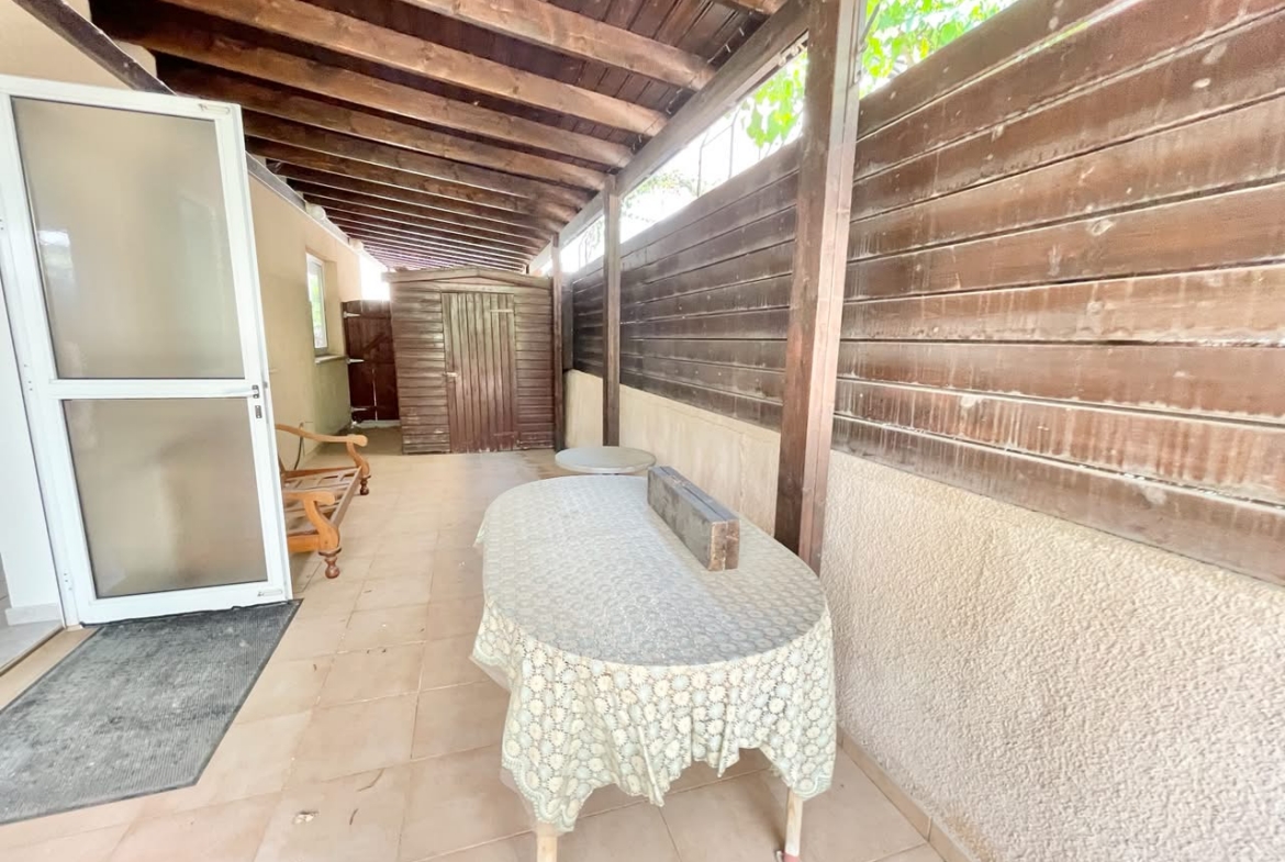 2-Bedroom House with a Communal Swimming Pool near the Coral Bay Coast