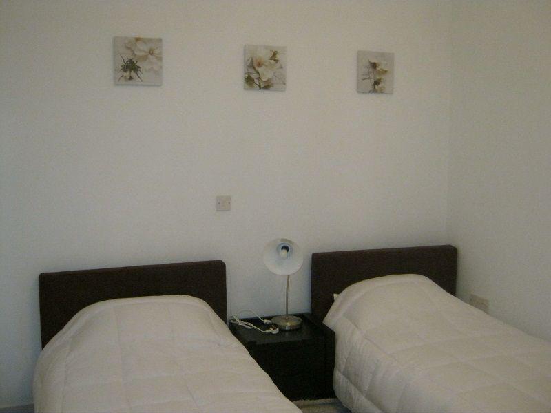 Ready-furnished 3-bedroom apartment with a balcony and sea view