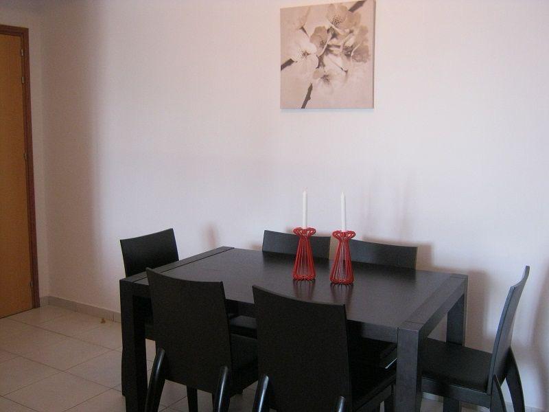 Ready-furnished 3-bedroom apartment with a balcony and sea view