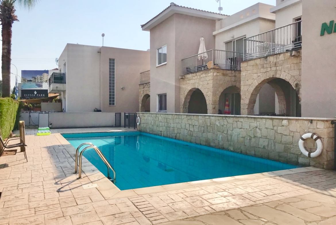 Large 1-bedroom upper apartment in Universal tourist area