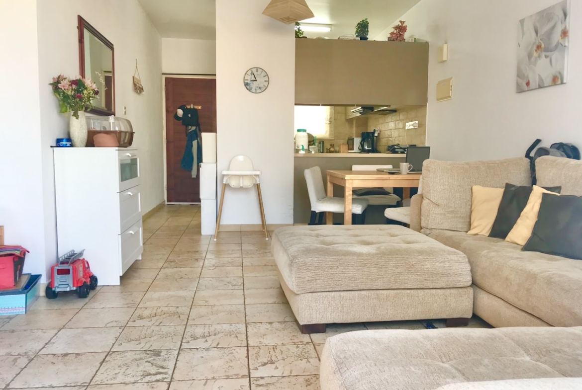 Large 1-bedroom upper apartment in Universal tourist area
