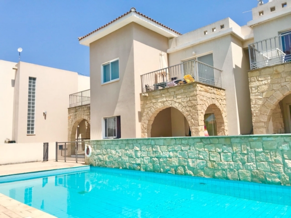 Large 1-bedroom upper apartment in Universal tourist area