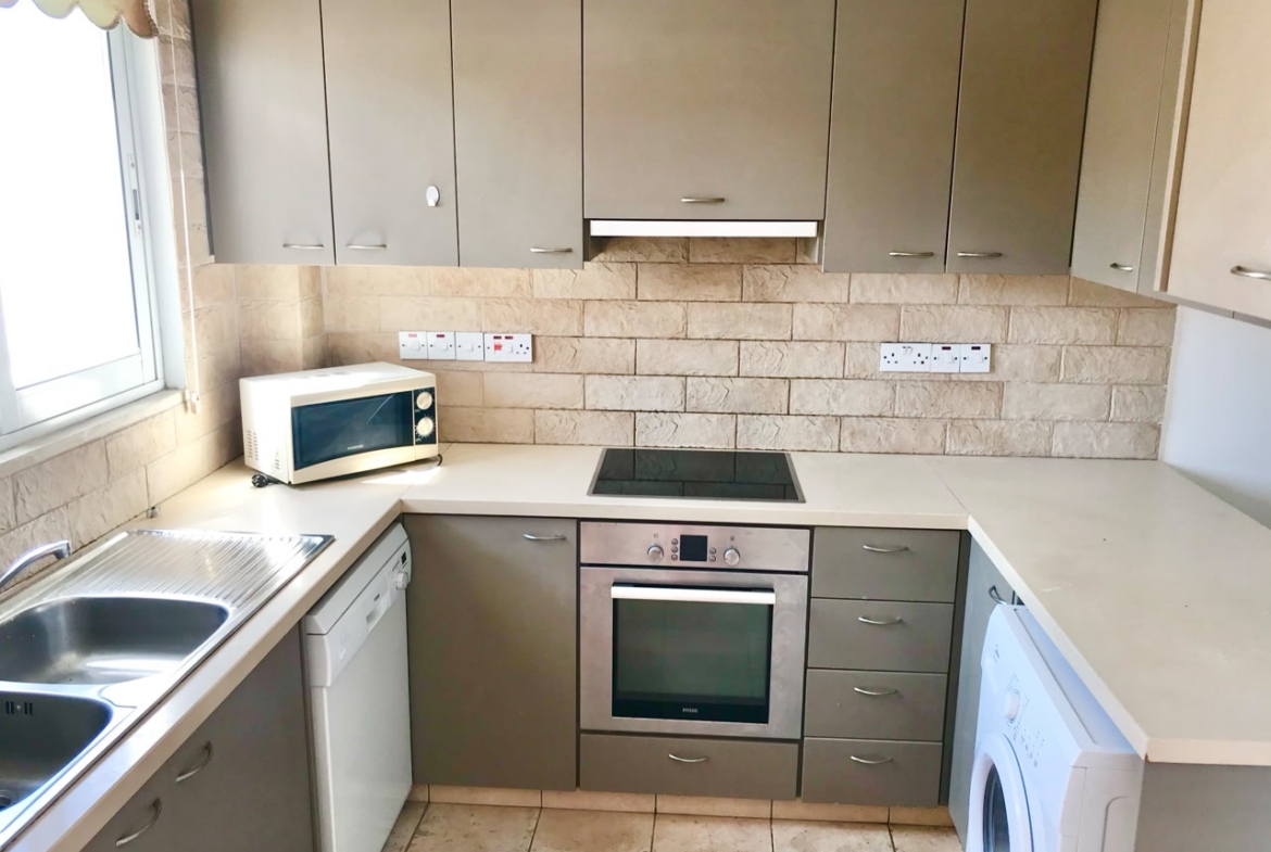 Large 1-bedroom upper apartment in Universal tourist area