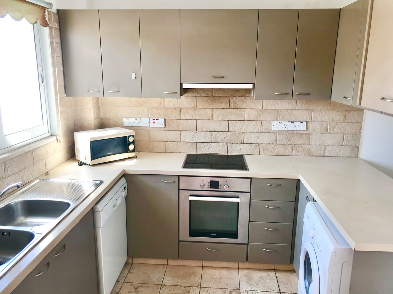 key-ready-top-floor-apartment-for-sale-paphos-universal-cyprus5 Large 1-bedroom upper apartment in Universal tourist area