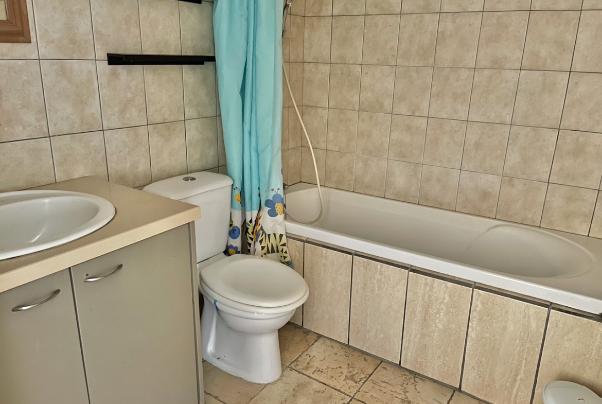 Large 1-bedroom upper apartment in Universal tourist area