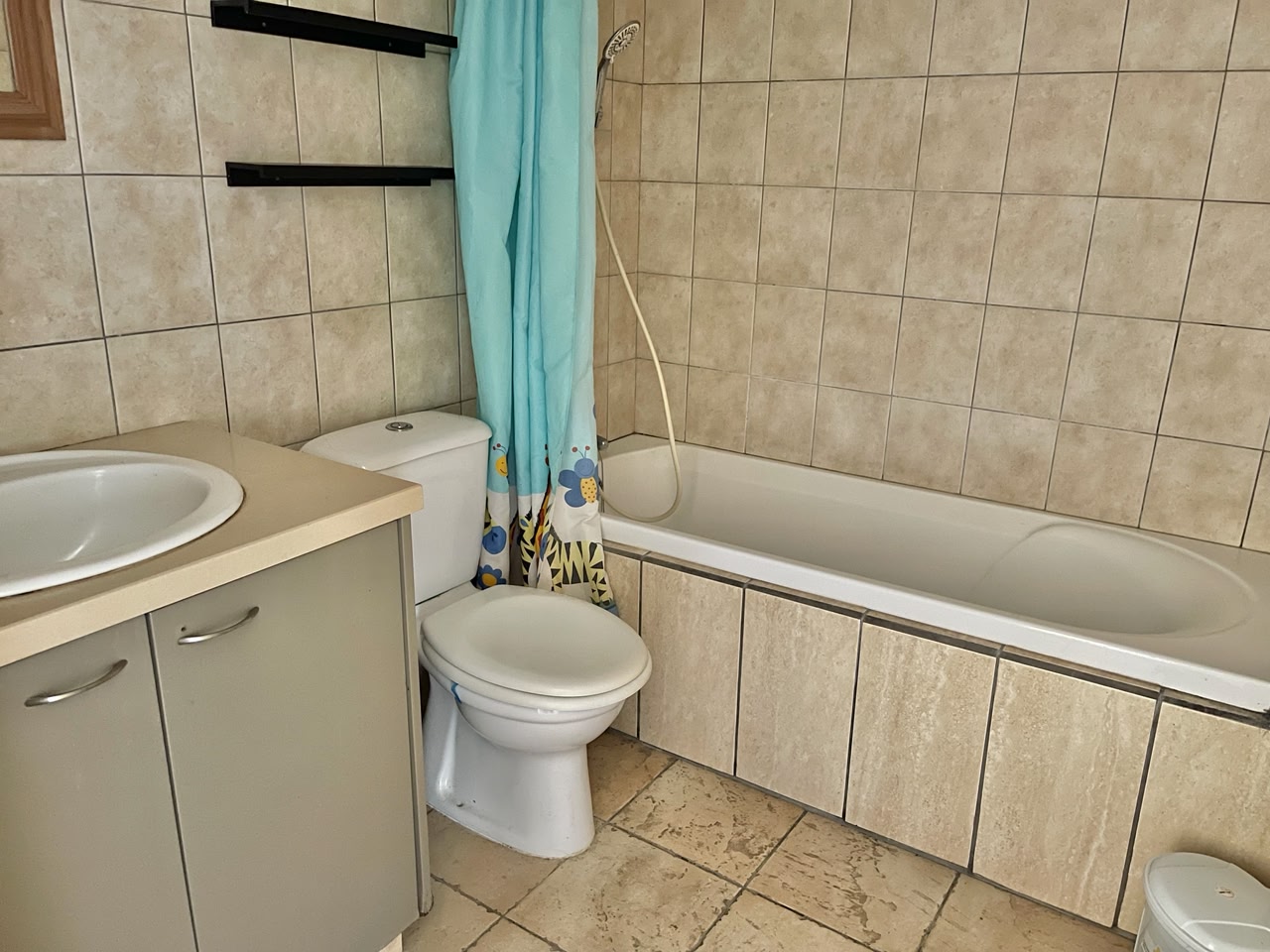 key-ready-top-floor-apartment-for-sale-paphos-universal-cyprus7 Large 1-bedroom upper apartment in Universal tourist area