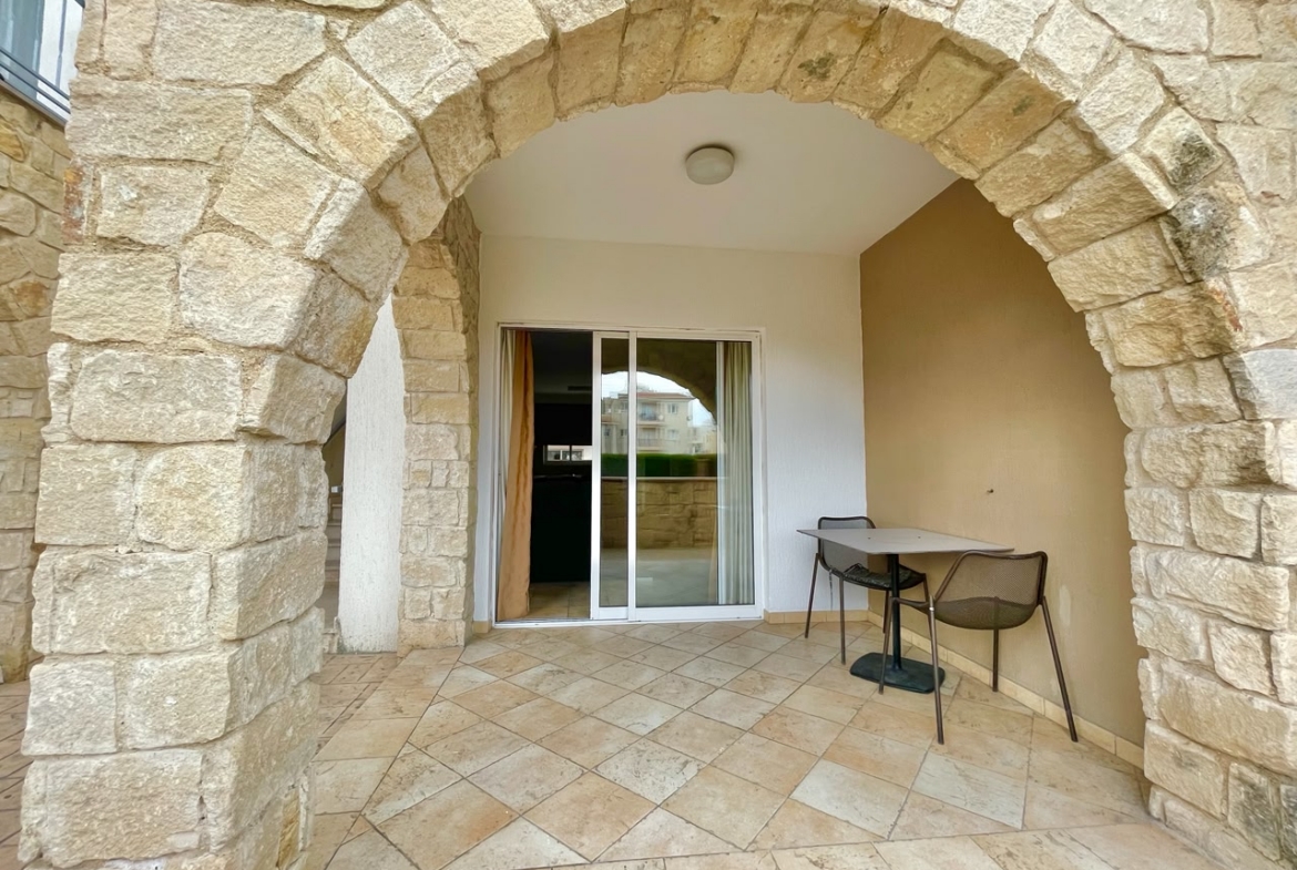 Large 1-bedroom upper apartment in Universal tourist area