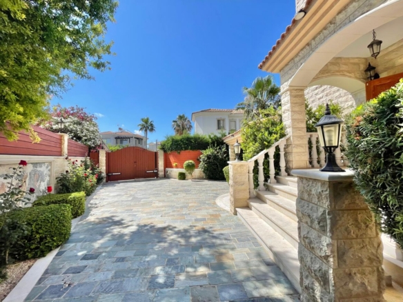 Sea view 6-Room Villa – unusual, solid, beautifully organized