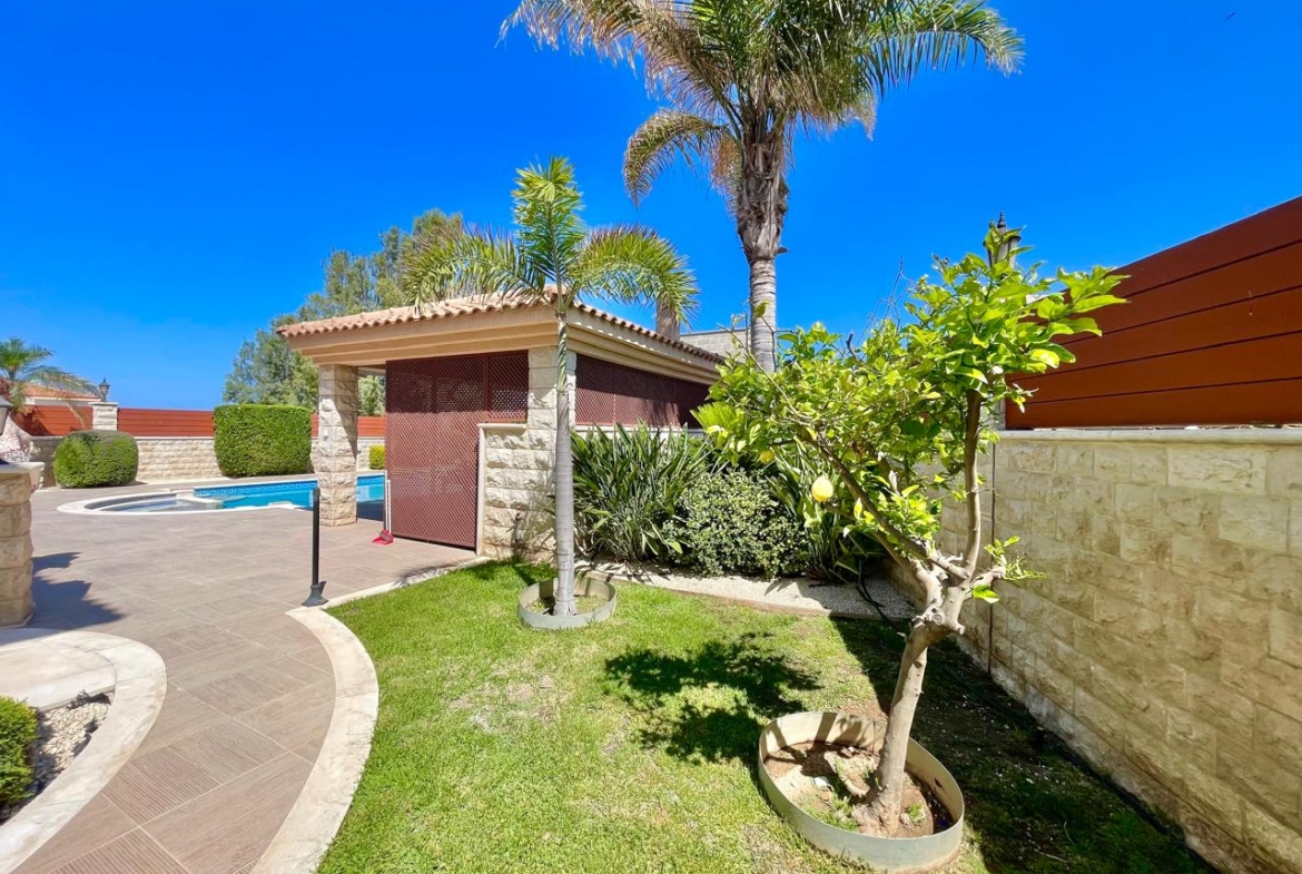 Sea view 6-Room Villa – unusual, solid, beautifully organized