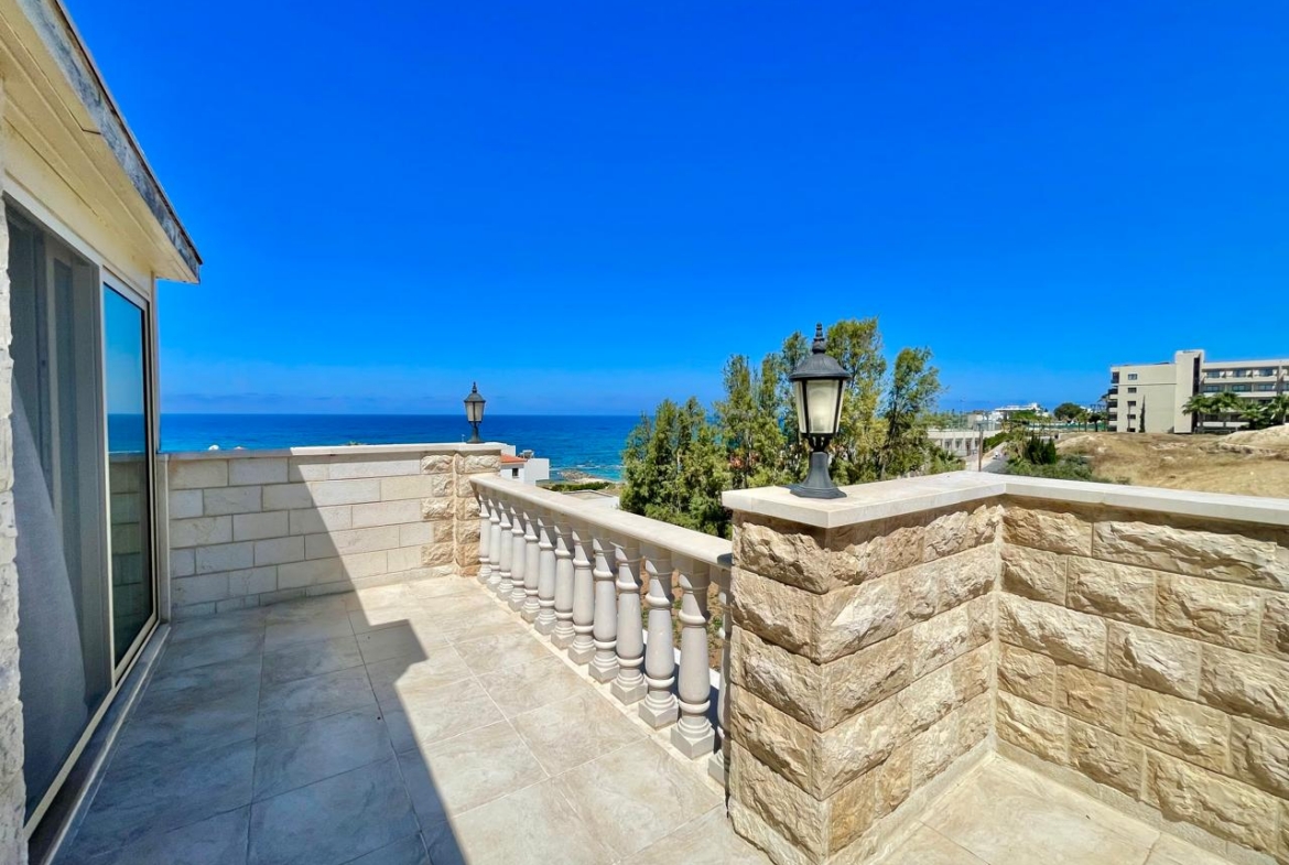 Sea view 6-Room Villa – unusual, solid, beautifully organized