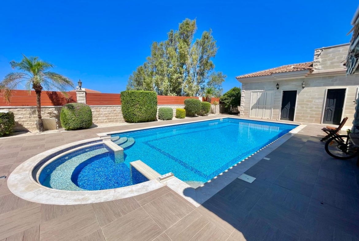 Sea view 6-Room Villa – unusual, solid, beautifully organized
