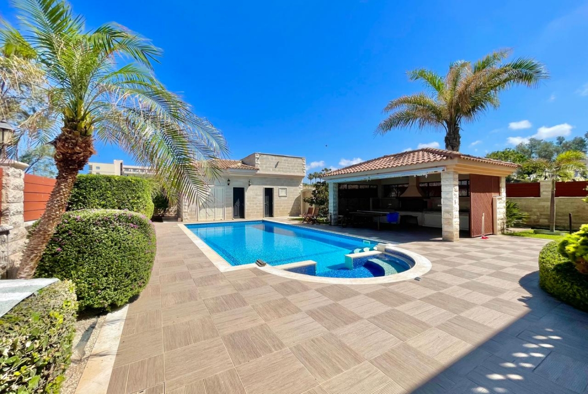 Sea view 6-Room Villa – unusual, solid, beautifully organized
