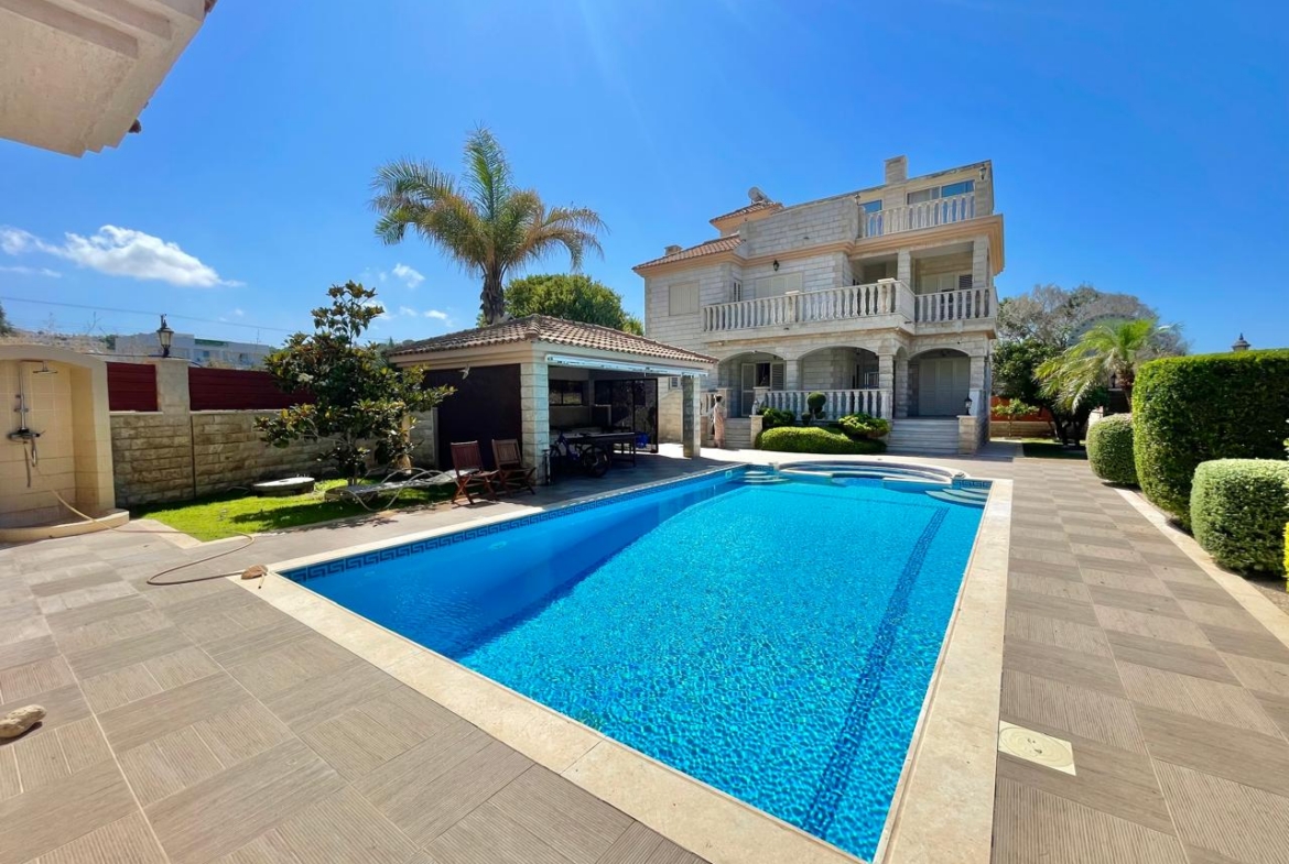 Sea view 6-Room Villa – unusual, solid, beautifully organized
