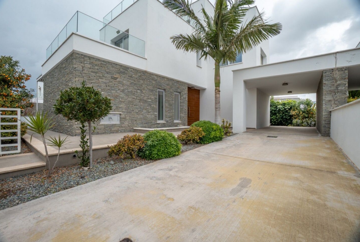 Luxury 6-Bedroom Beach Front Villa with Sea View Panorama