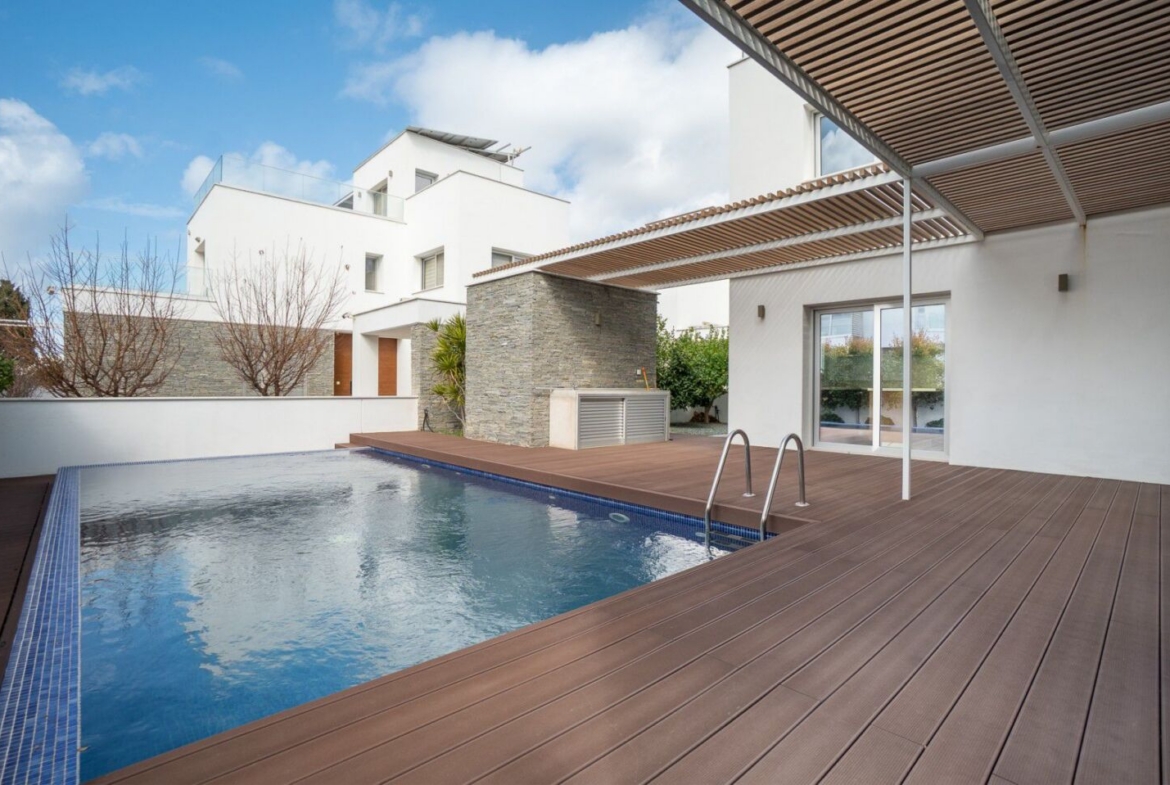 Luxury 6-Bedroom Beach Front Villa with Sea View Panorama