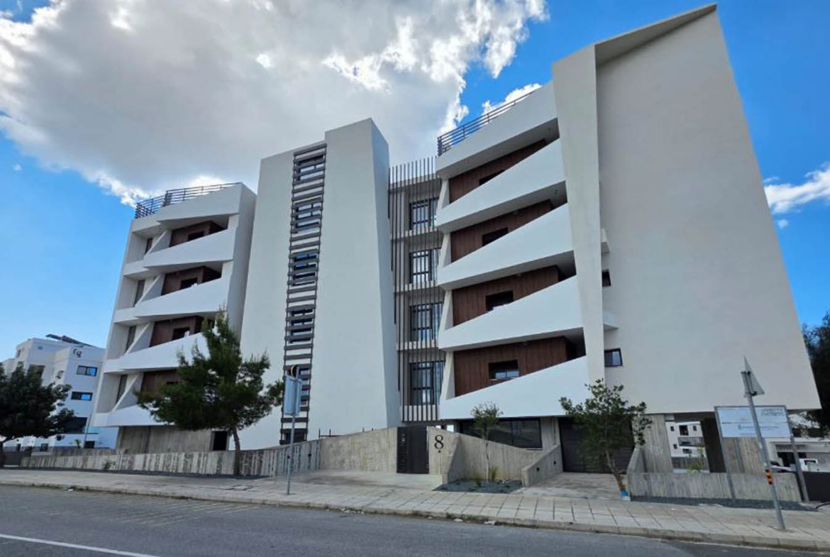 Spacious 3-bedroom apartment with roof terrace in Limassol