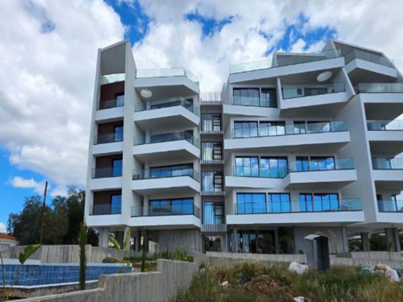 Spacious 3-bedroom apartment with roof terrace in Limassol