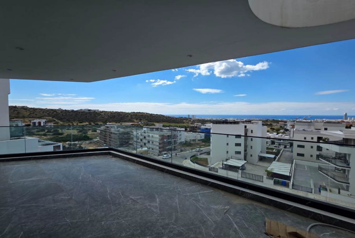 Spacious 3-bedroom apartment with roof terrace in Limassol