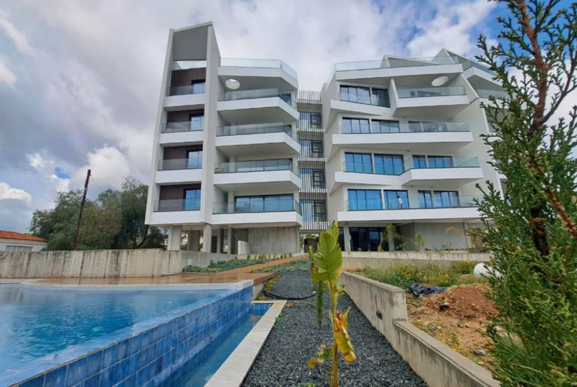 Spacious 3-bedroom apartment with roof terrace in Limassol