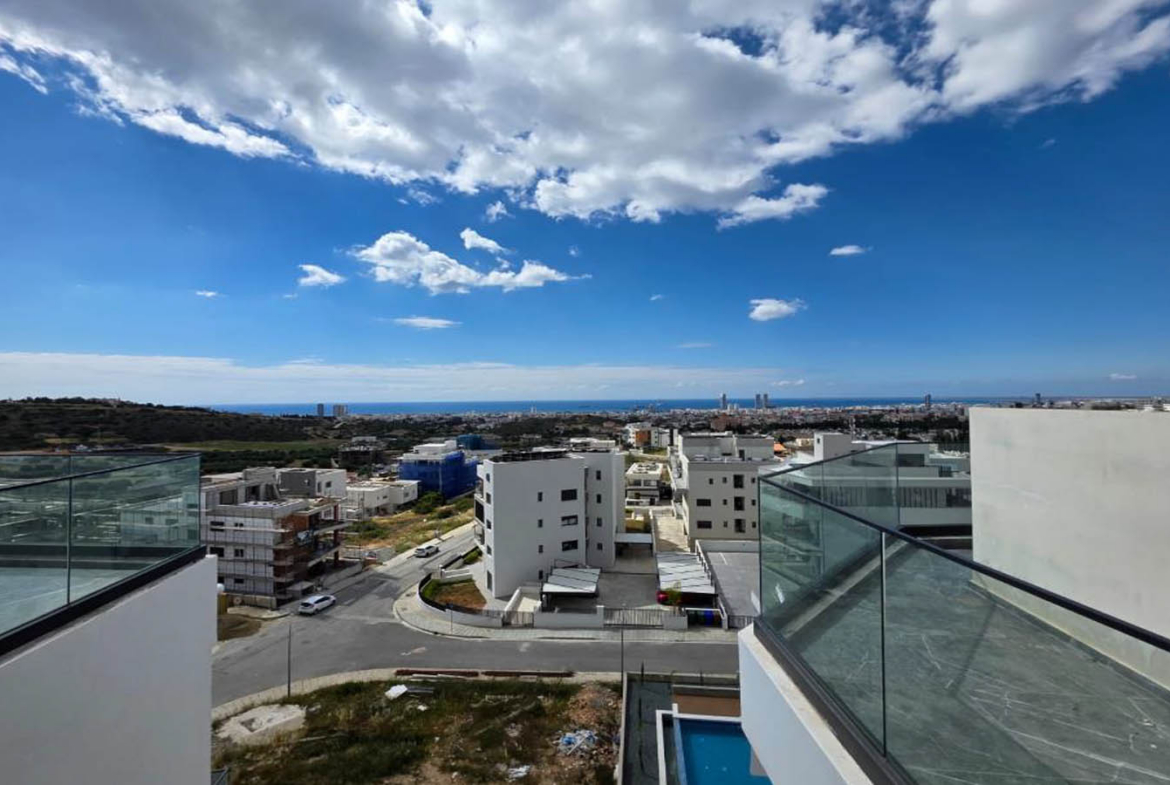 Spacious 3-bedroom apartment with roof terrace in Limassol