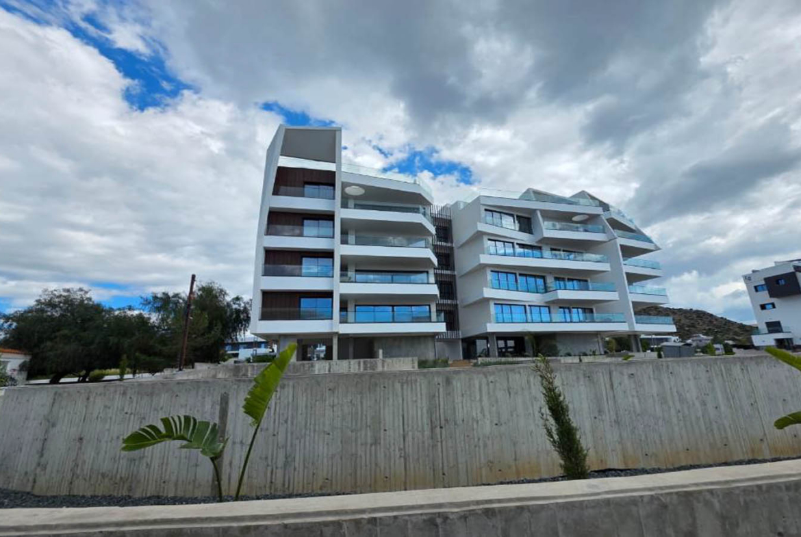 Spacious 3-bedroom apartment with roof terrace in Limassol