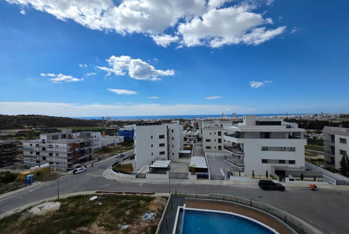 Spacious 3-bedroom apartment with roof terrace in Limassol