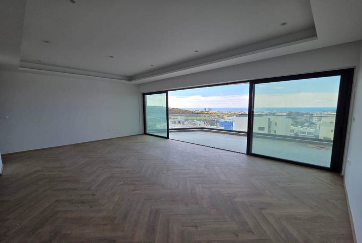 Spacious 3-bedroom apartment with roof terrace in Limassol