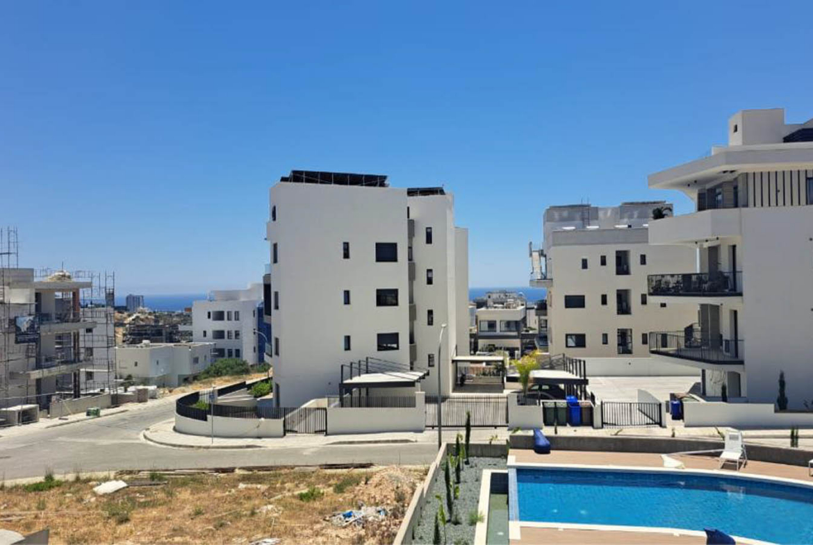 Spacious 3-bedroom apartment with roof terrace in Limassol